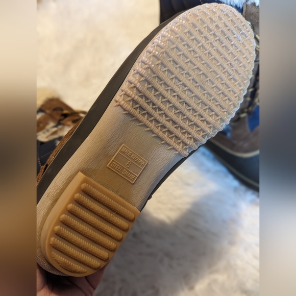 Khombu faux fur waterproof boots size 8 - Picture 4 of 8